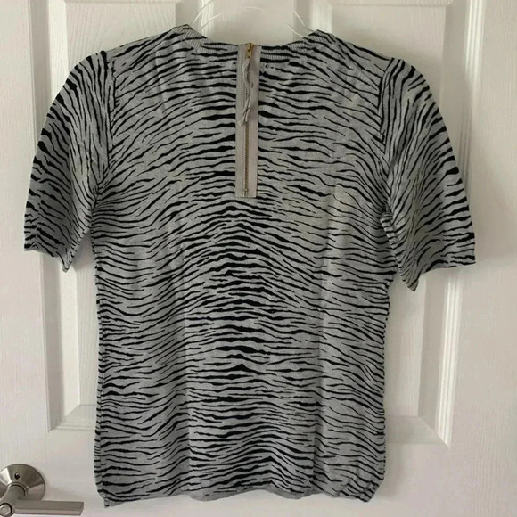 Premise short sleeved knit zebra print top with back zipper closure size xs - Picture 3 of 5